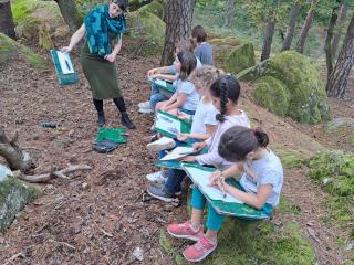 Photo d'atelier en forêt avec enfants